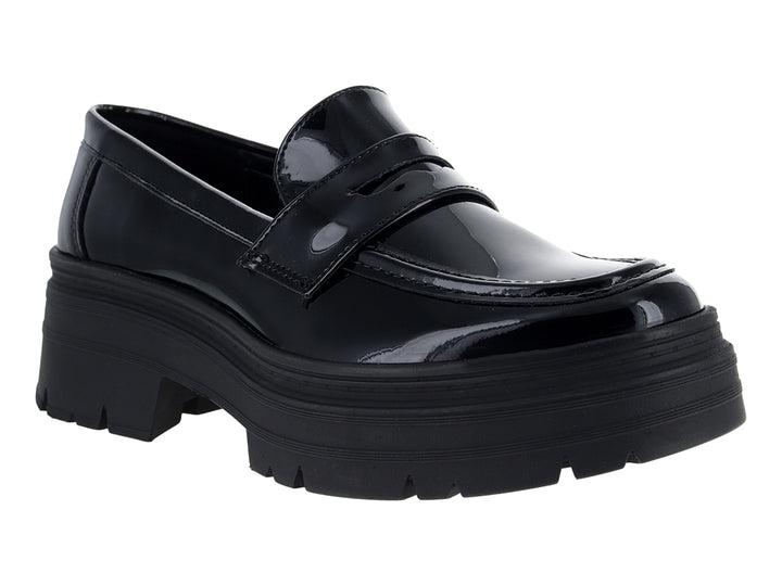 Mocasines negros de charol para mujer con suela de plataforma gruesa y dentada.