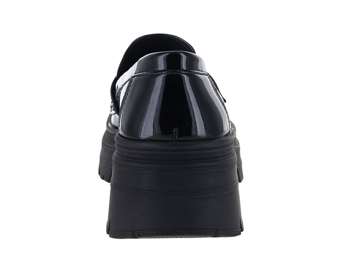 Mocasines negros de charol para mujer con suela de plataforma gruesa y dentada.