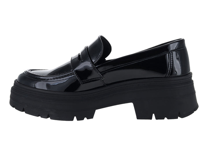 Mocasines negros de charol para mujer con suela de plataforma gruesa y dentada.