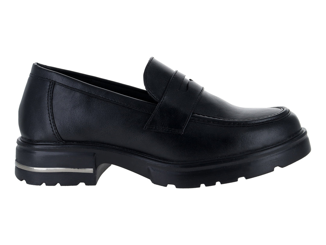 Mocasines negros para mujer con suela track gruesa y detalle metálico en el tacón.