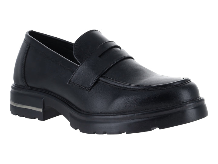 Mocasines negros para mujer con suela track gruesa y detalle metálico en el tacón.
