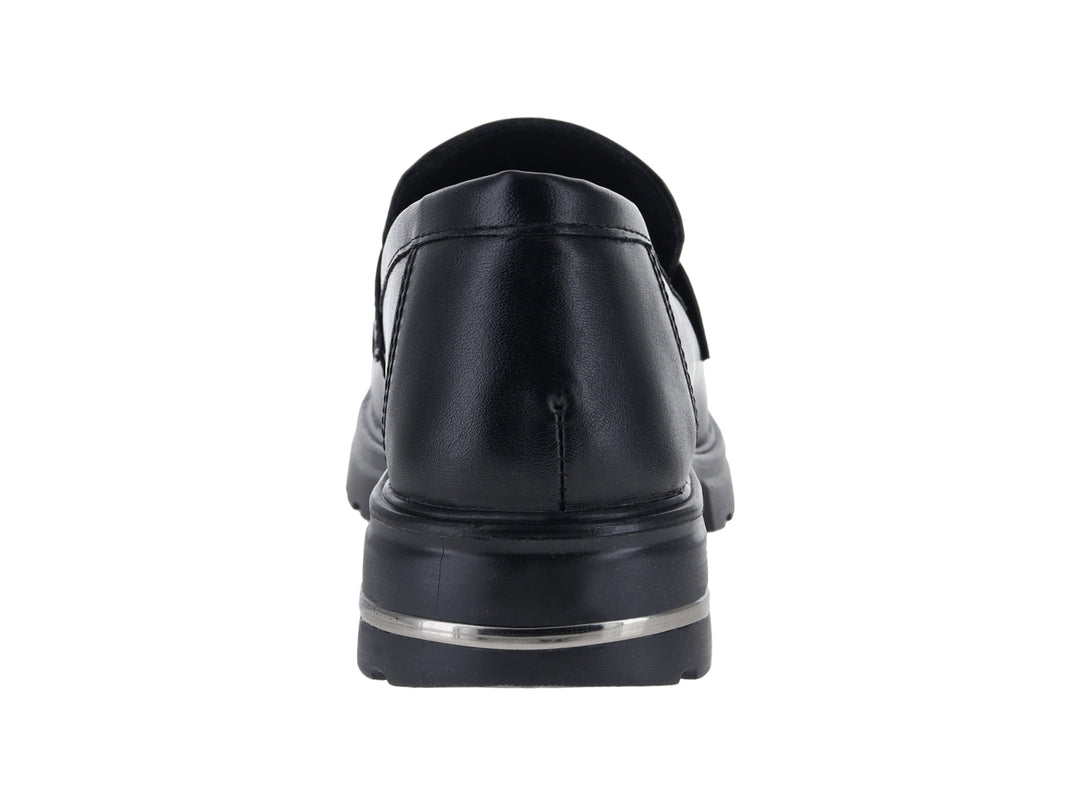 Mocasines negros para mujer con suela track gruesa y detalle metálico en el tacón.