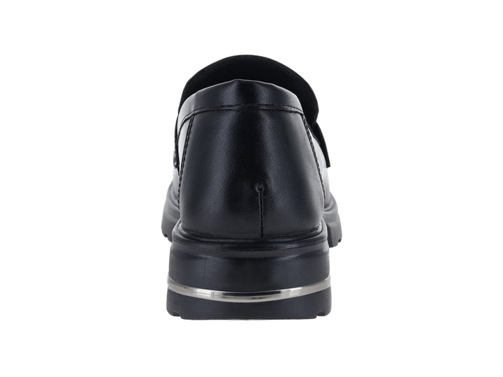 Mocasines negros para mujer con suela track gruesa y detalle metálico en el tacón.