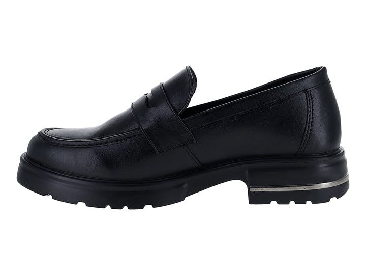 Mocasines negros para mujer con suela track gruesa y detalle metálico en el tacón.