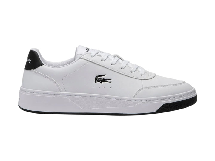 Tenis Lacoste blancos con detalles en negro en el talón y la suela.