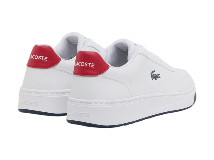 Tenis blancos Lacoste con suela azul marino y detalle rojo en el talón.