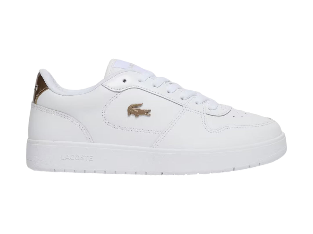 Tenis blancos Lacoste con detalles en color bronce en el talón y logo lateral.