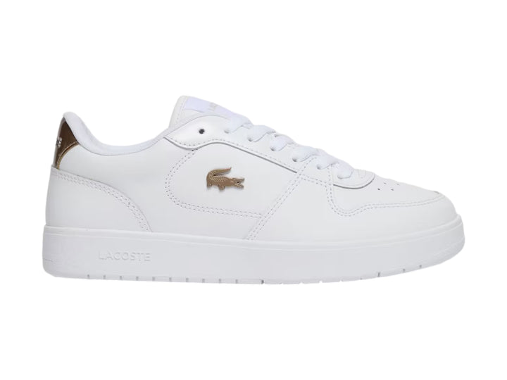 Tenis blancos Lacoste con detalles en color bronce en el talón y logo lateral.