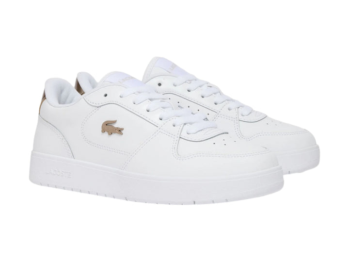 Tenis blancos Lacoste con detalles en color bronce en el talón y logo lateral.
