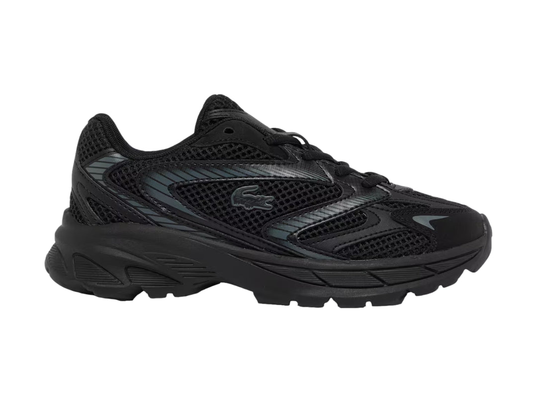 Tenis deportivos Lacoste color negro con detalles en malla y suela robusta.
