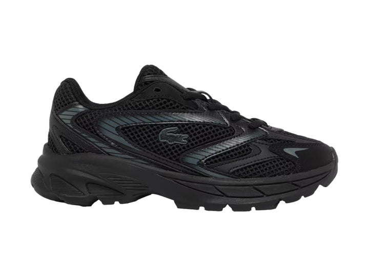 Tenis deportivos Lacoste color negro con detalles en malla y suela robusta.
