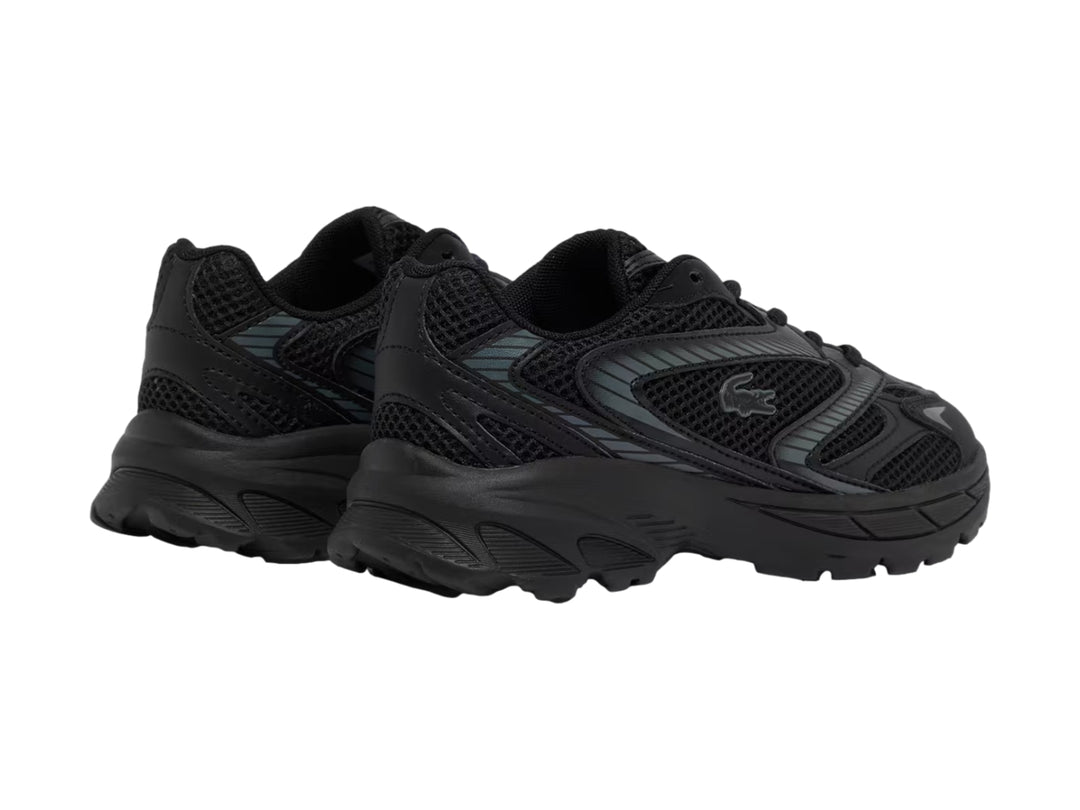 Tenis deportivos Lacoste color negro con detalles en malla y suela robusta.
