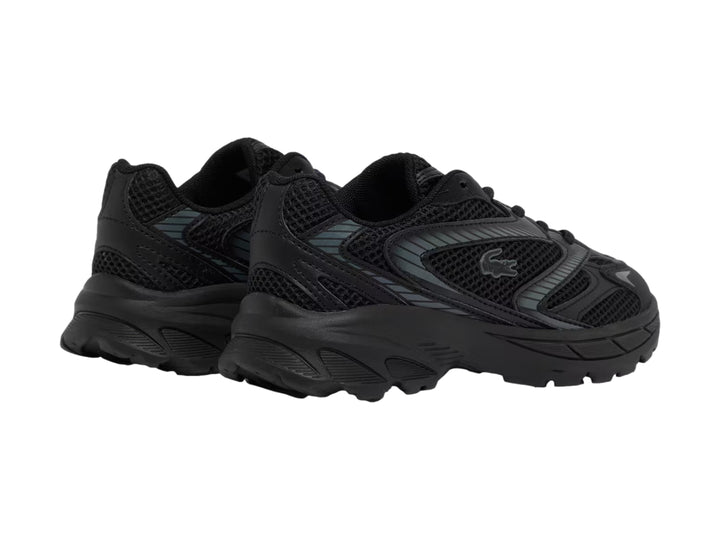 Tenis deportivos Lacoste color negro con detalles en malla y suela robusta.