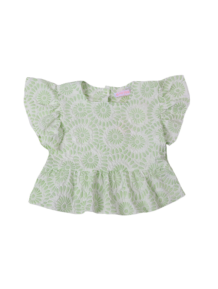 Blusa color pistache para niña con encaje floral y mangas con volantes.