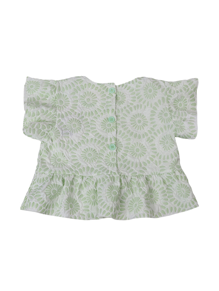 Blusa color pistache para niña con encaje floral y mangas con volantes.