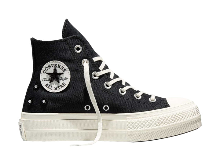 Tenis Converse negros de bota alta con suela de plataforma blanca y agujetas blancas.