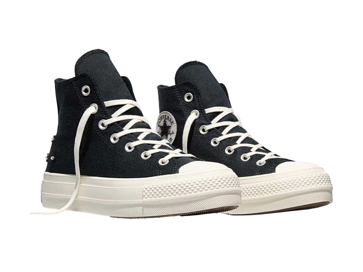 Tenis Converse negros de bota alta con suela de plataforma blanca y agujetas blancas.
