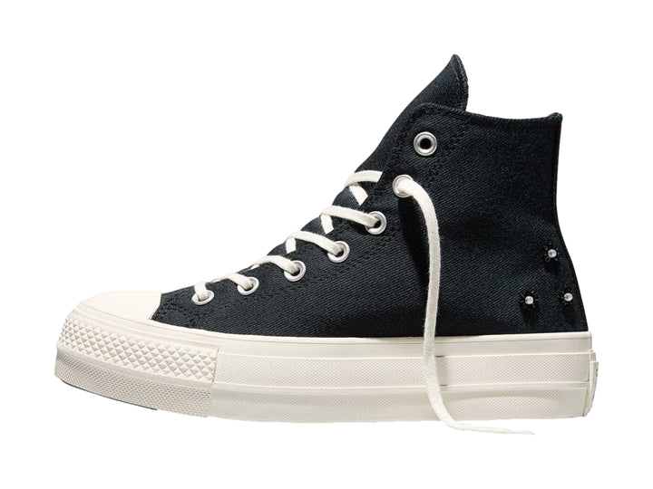 Tenis Converse negros de bota alta con suela de plataforma blanca y agujetas blancas.