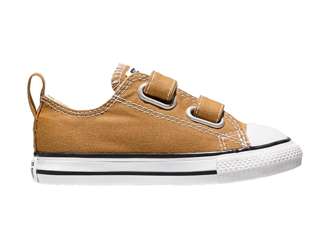 Tenis Converse color naranja de tela con cierre de dos correas y hebillas, suela y punta en color blanco.