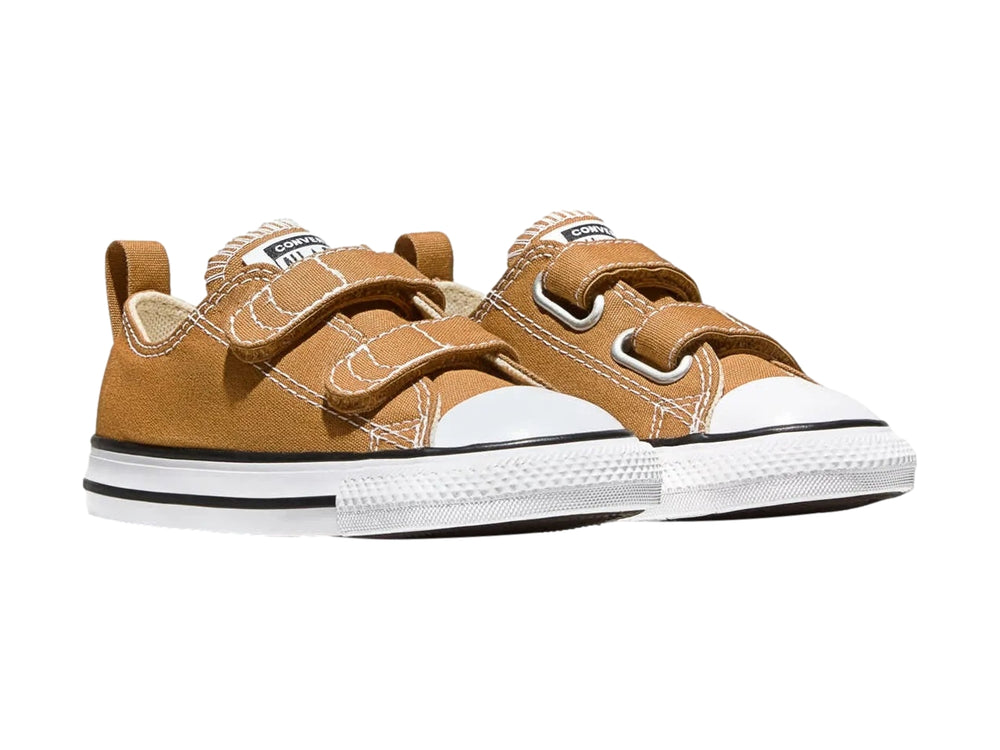 Tenis Converse color naranja de tela con cierre de dos correas y hebillas, suela y punta en color blanco.