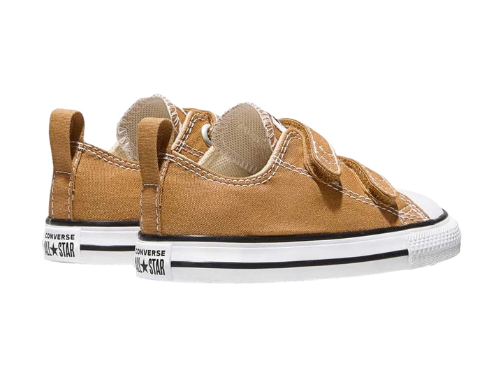 Tenis Converse color naranja de tela con cierre de dos correas y hebillas, suela y punta en color blanco.
