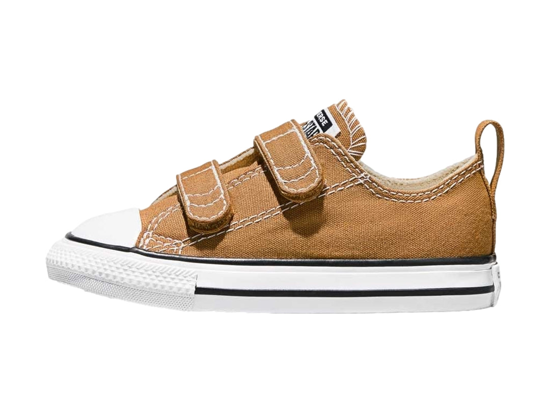 Tenis Converse color naranja de tela con cierre de dos correas y hebillas, suela y punta en color blanco.