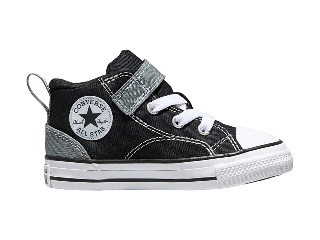 Tenis Converse negros para niño con cierre de velcro y suela blanca.