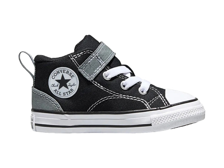 Tenis Converse negros para niño con cierre de velcro y suela blanca.