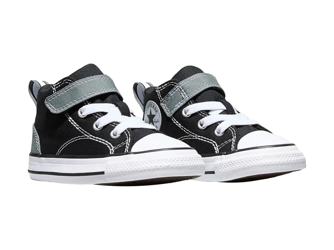 Tenis Converse negros para niño con cierre de velcro y suela blanca.