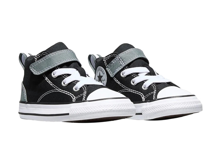 Tenis Converse negros para niño con cierre de velcro y suela blanca.