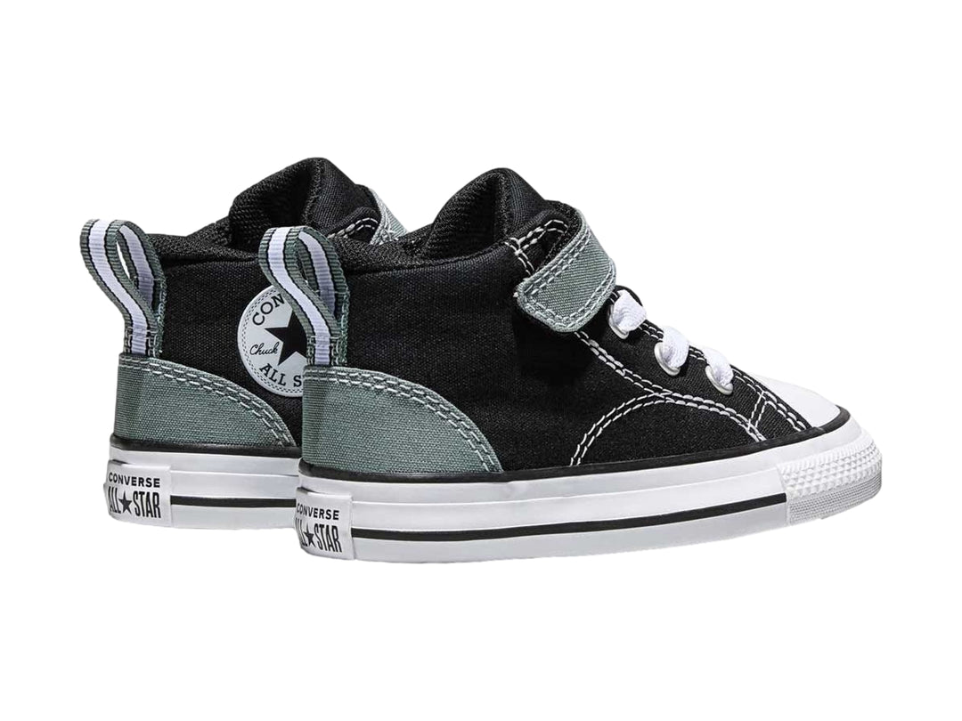 Tenis Converse negros para niño con cierre de velcro y suela blanca.
