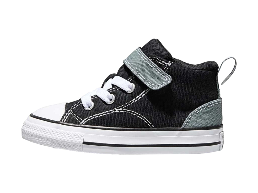 Tenis Converse negros para niño con cierre de velcro y suela blanca.