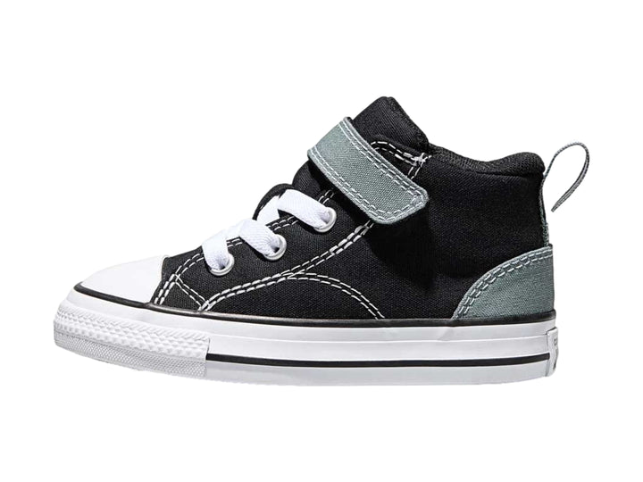 Tenis Converse negros para niño con cierre de velcro y suela blanca.