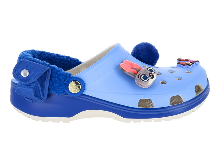 Zueco Crocs azul claro y oscuro con forro interior azul y detalle de personaje de Zootopia.