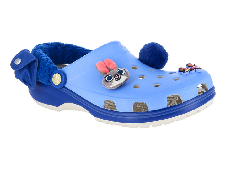 Zueco Crocs azul claro y oscuro con forro interior azul y detalle de personaje de Zootopia.
