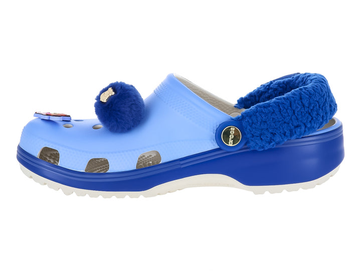 Zueco Crocs azul claro y oscuro con forro interior azul y detalle de personaje de Zootopia.