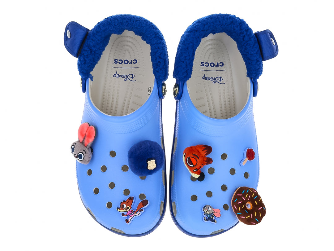 Zueco Crocs azul claro y oscuro con forro interior azul y detalle de personaje de Zootopia.