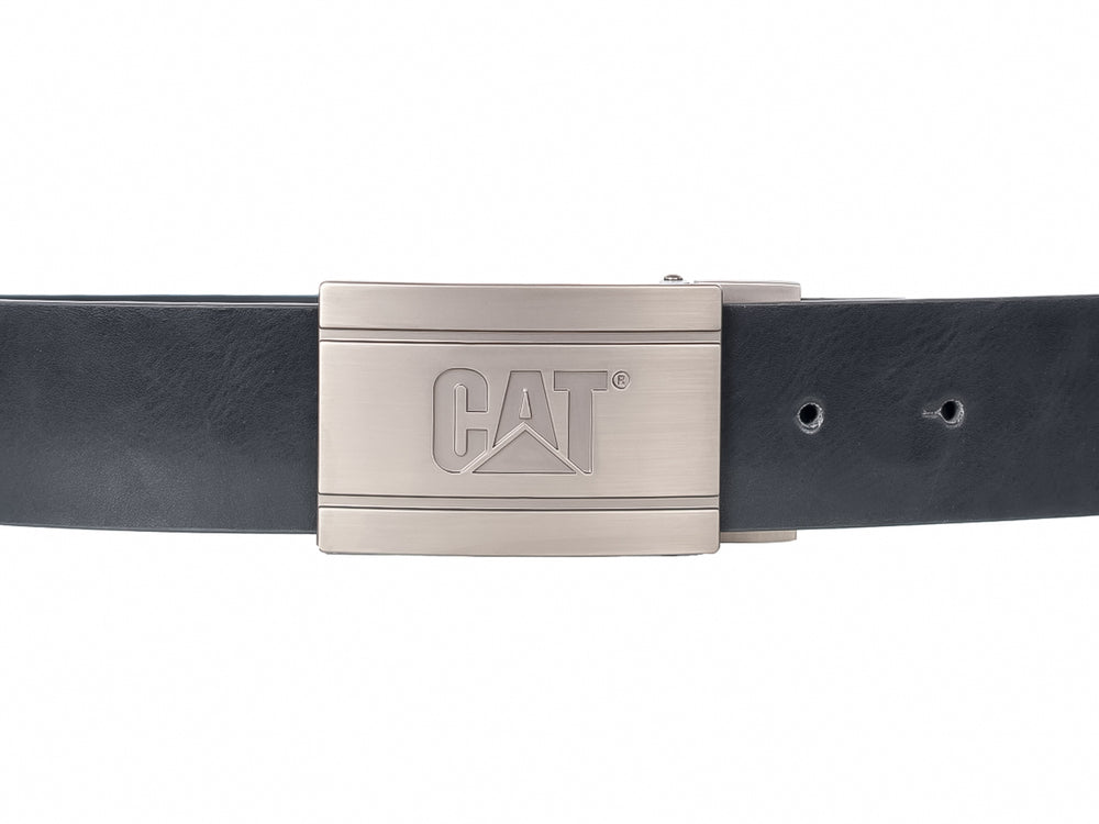 Cinturón negro de cuero con hebilla metálica plateada con el logo de CAT.