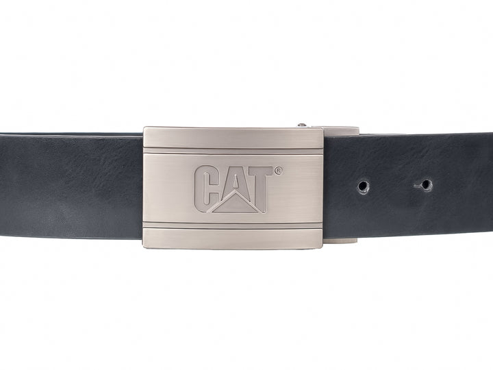 Cinturón negro de cuero con hebilla metálica plateada con el logo de CAT.