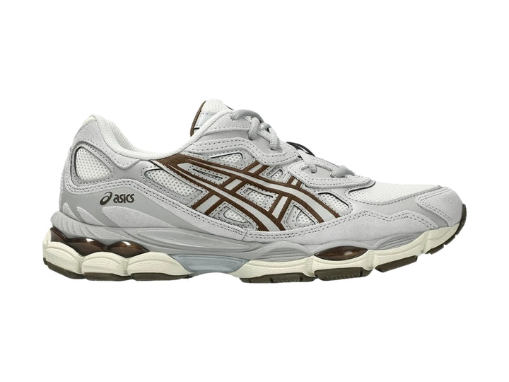 Tenis ASICS GEL-NYC color gris cemento y crema con detalles marrones, vista lateral.