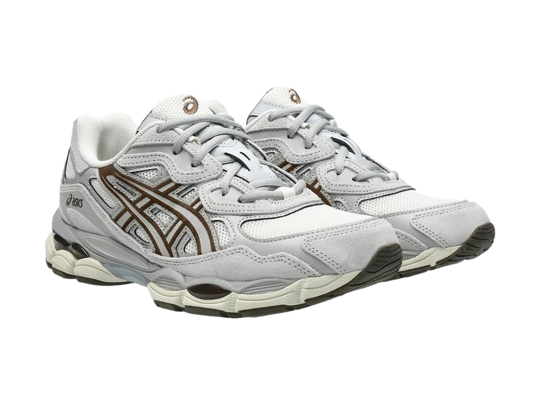 Tenis ASICS GEL-NYC color gris cemento y crema con detalles marrones, vista lateral.