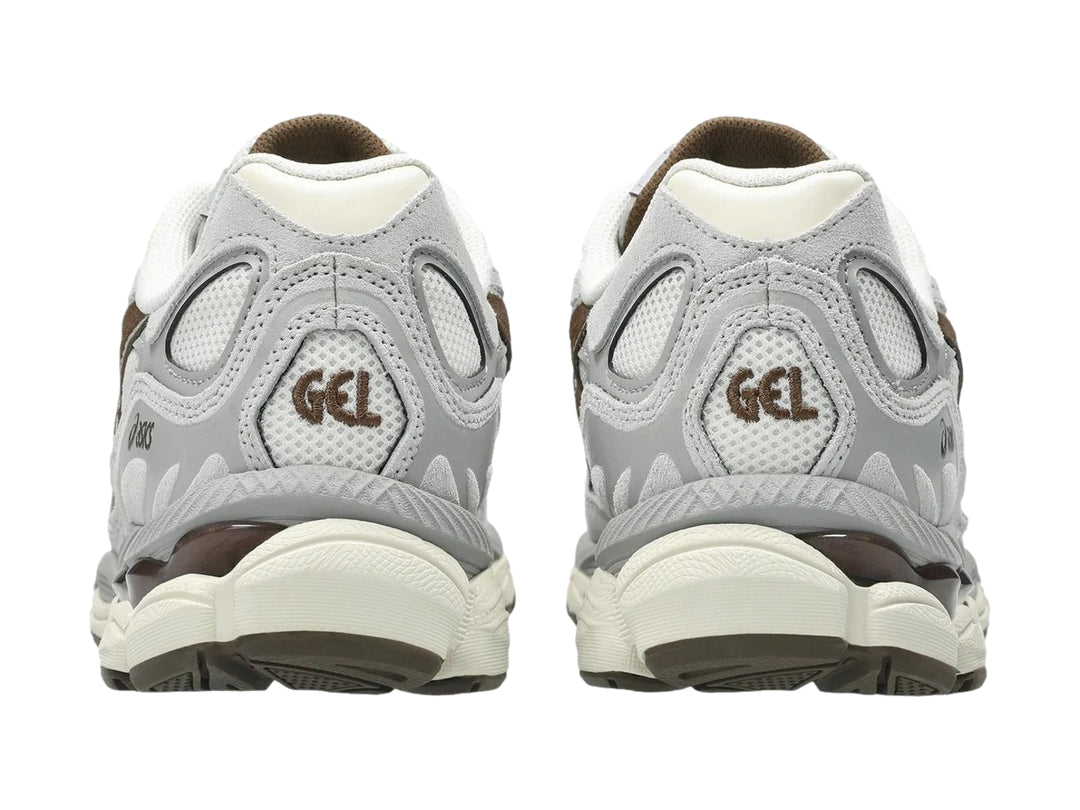 Tenis ASICS GEL-NYC color gris cemento y crema con detalles marrones, vista lateral.