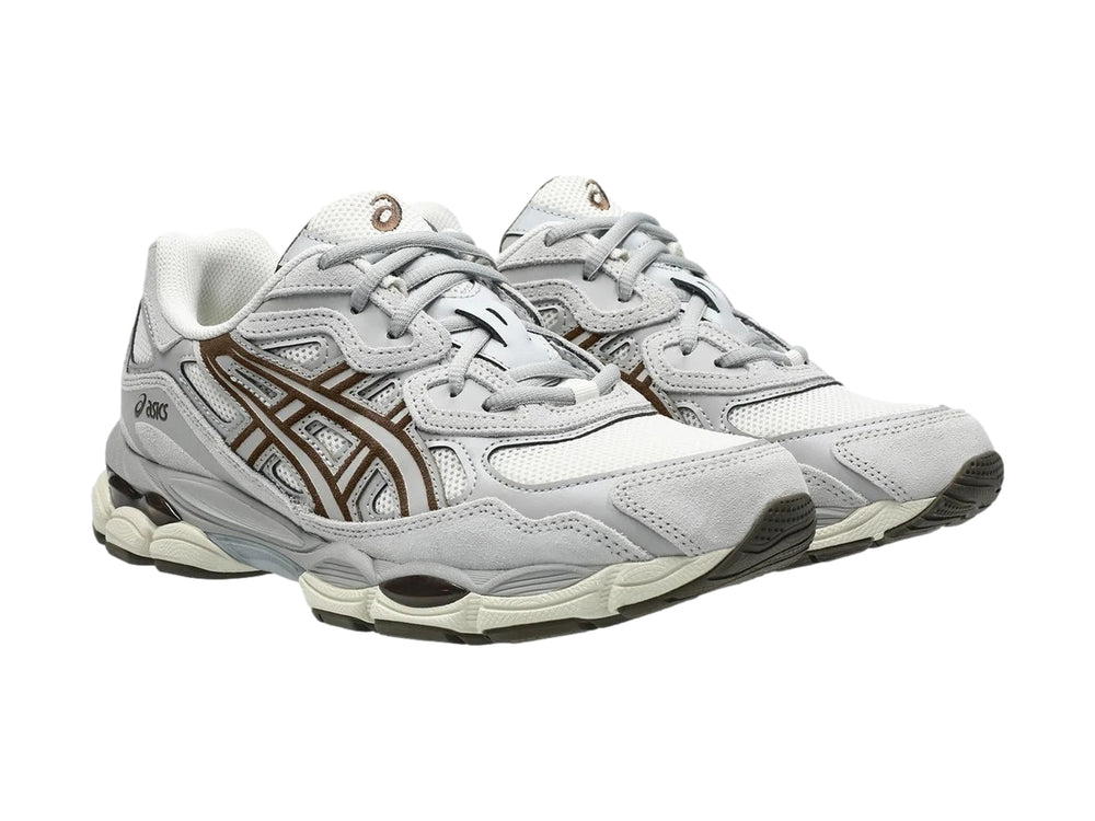 Tenis ASICS GEL-NYC color gris cemento y crema con detalles marrones y suela amortiguada.