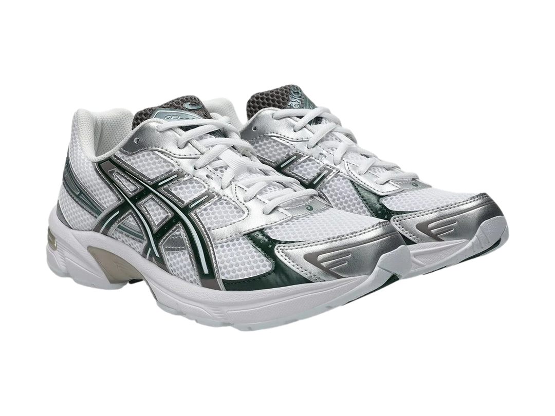 Tenis deportivos ASICS GEL-1130 color blanco con detalles en verde oscuro y plateado.