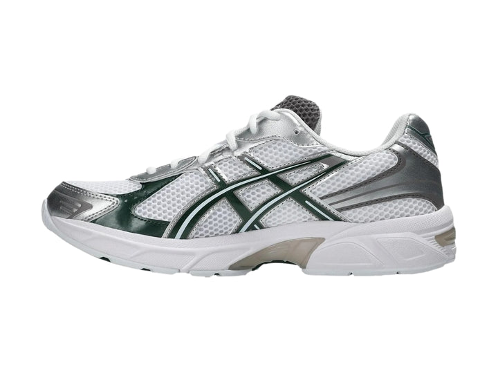 Tenis deportivos ASICS GEL-1130 color blanco con detalles en verde oscuro y plateado.