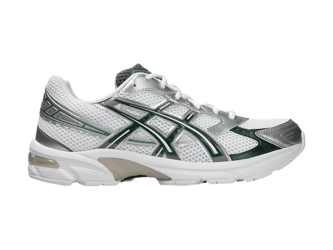 Tenis deportivos ASICS Gel-1130 color blanco con detalles en verde oscuro y plateado.