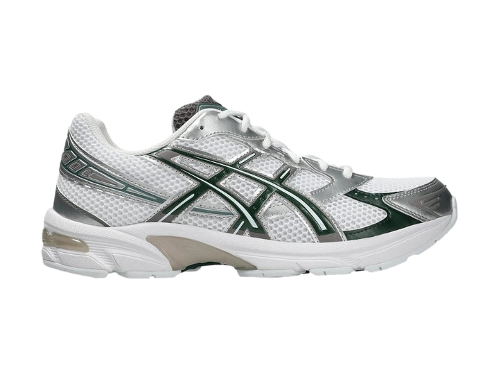 Tenis deportivos ASICS Gel-1130 color blanco con detalles en verde oscuro y plateado.