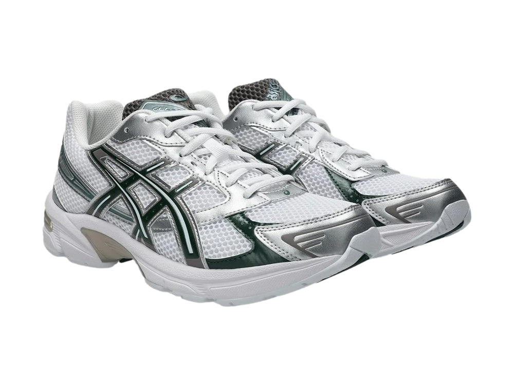 Tenis deportivos ASICS Gel-1130 color blanco con detalles en verde oscuro y plateado.