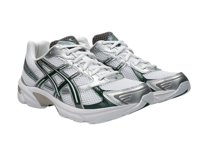 Tenis deportivos ASICS Gel-1130 color blanco con detalles en verde oscuro y plateado.