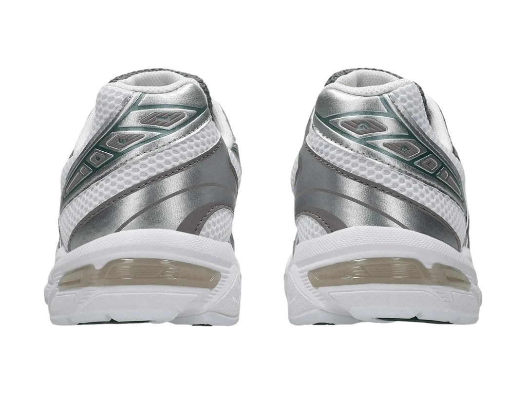Tenis deportivos ASICS Gel-1130 color blanco con detalles en verde oscuro y plateado.